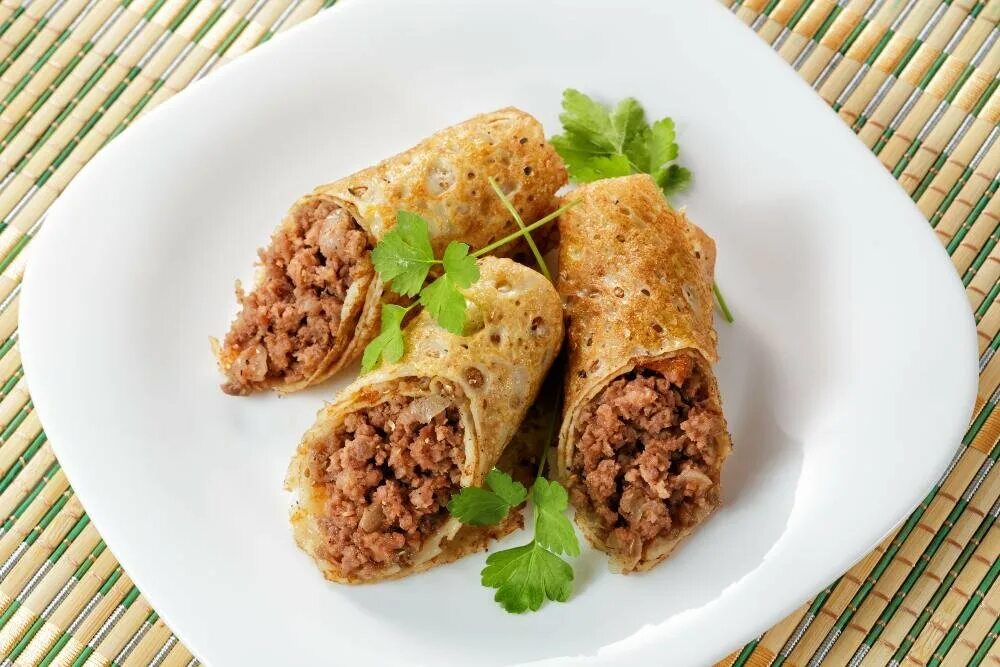 Фарш для блинчиков с мясом сочный как. Блинчики с фаршем. блины фаршированные мясом. блины с мясной начинкой.