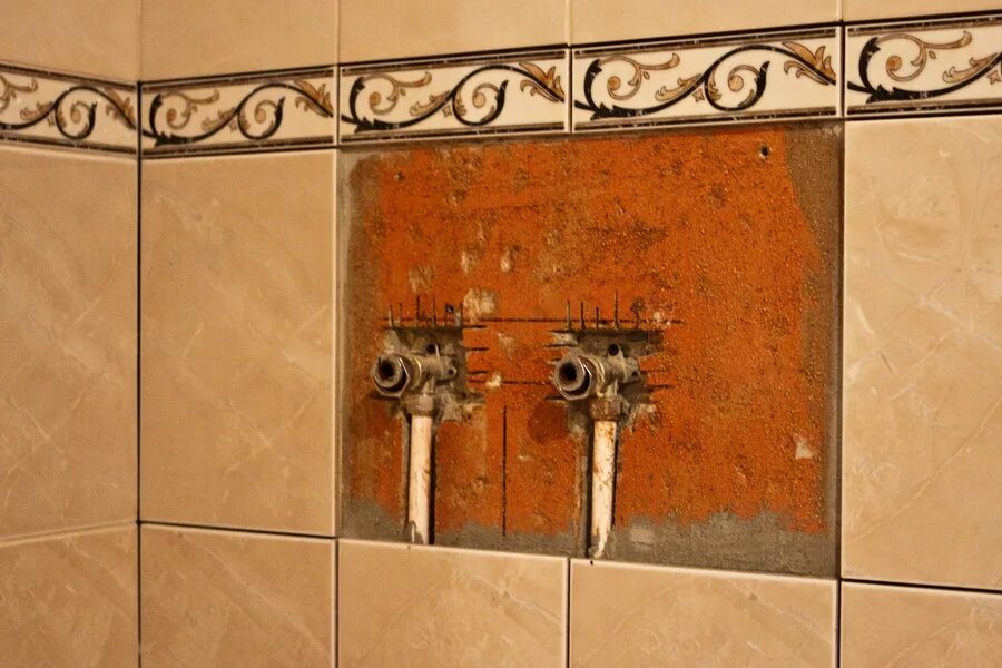 установка смесителя в ванной под плитку. монтаж труб для смесителя. установка смесителя в ванной под плитку. Oras cubista термостат. смеситель на плитке в ванной.