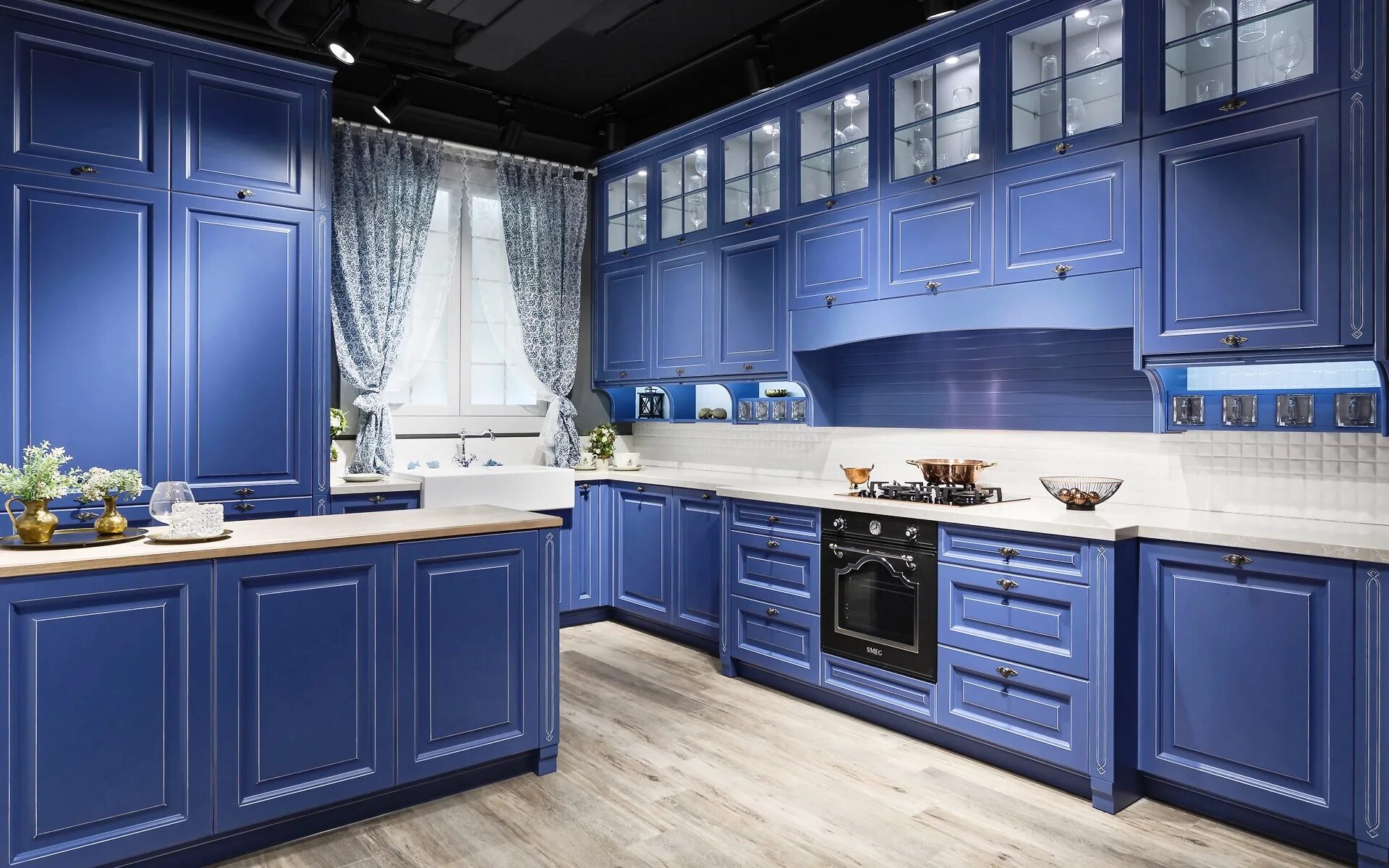 Синяя кухня. Кухня индиго Зов. Икеа Будбин синяя кухня синяя. Шато индиго фасад. Hanak кухни.