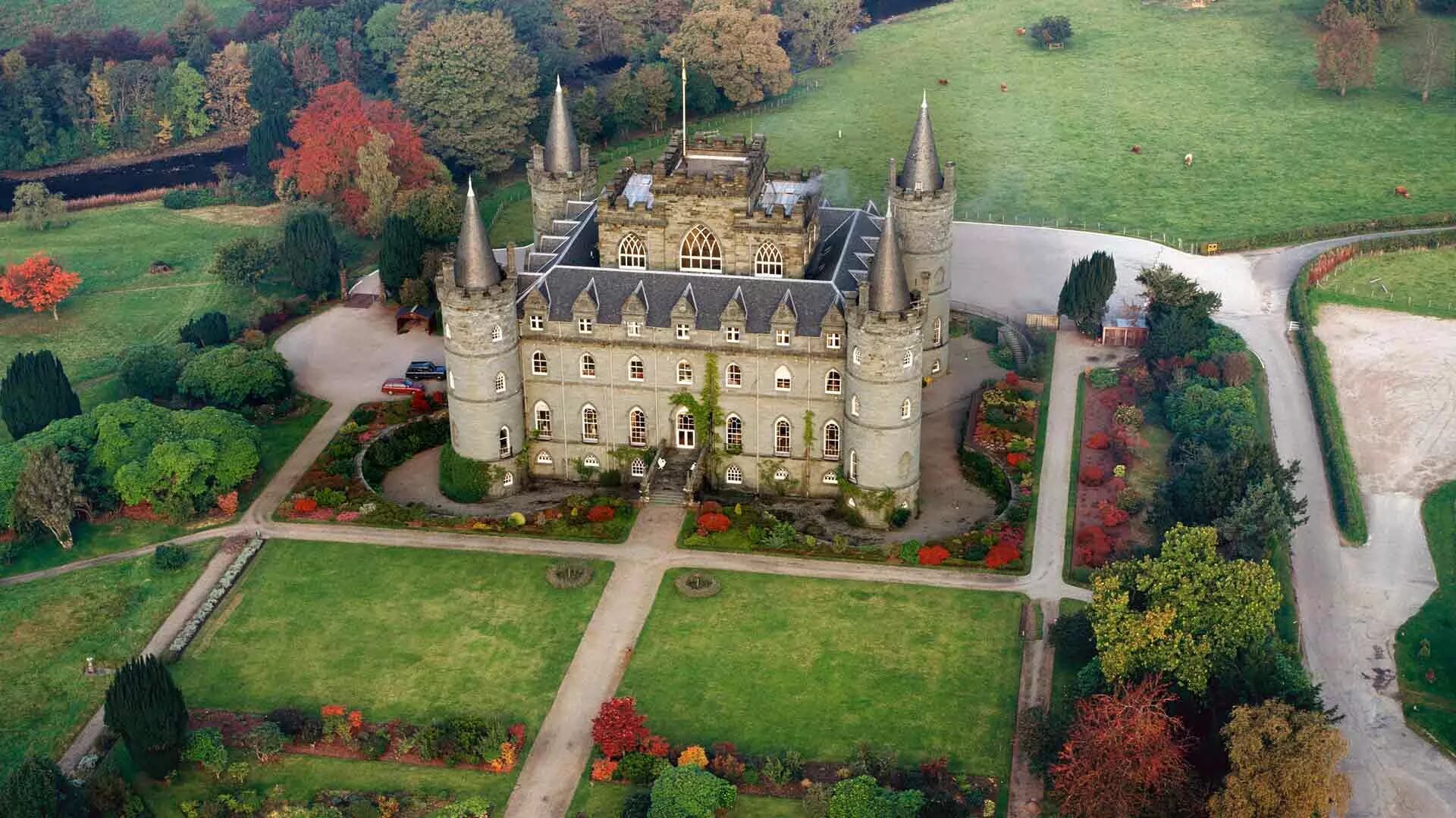 Обои на стол замки. Замок Инверари Шотландия. Inveraray Castle Шотландия сад. Замок Данробин Шотландия. Замок Англия Шато.