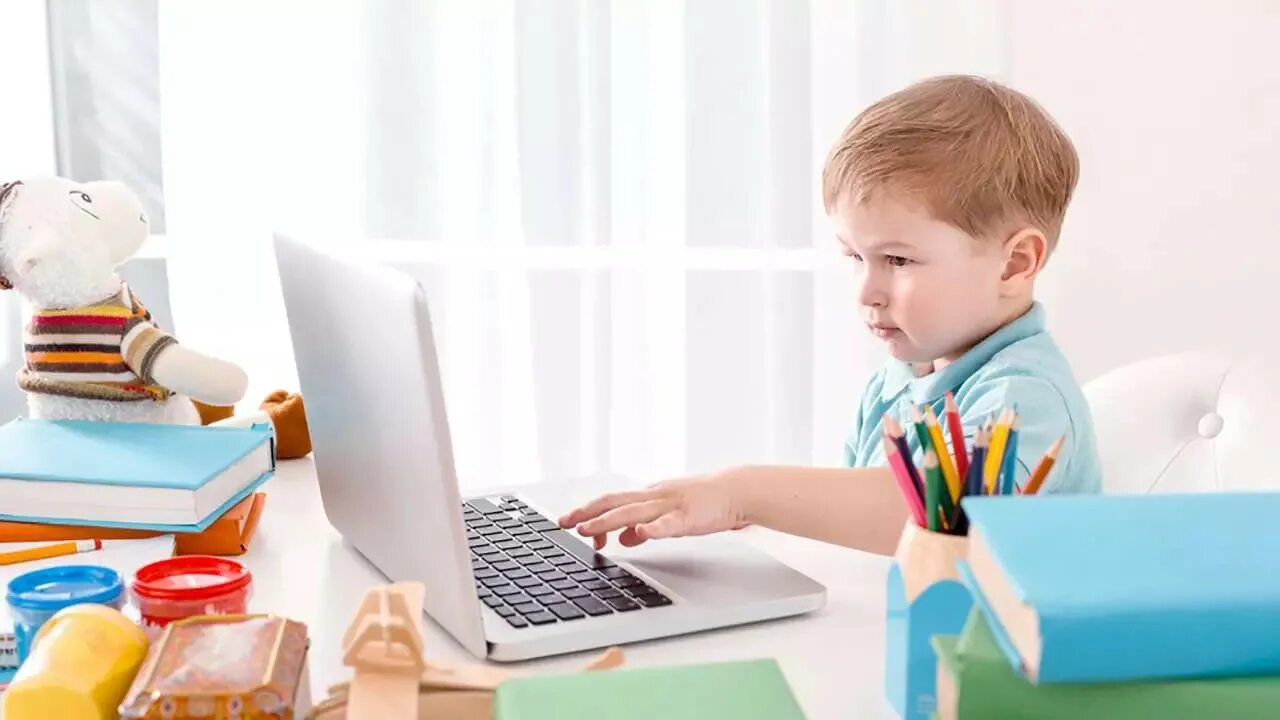 Дистанционное дошкольное обучение. Ребенок за компьютером. Компьютер для детей. Дошкольник и компьютер. Компьютер для школьника.