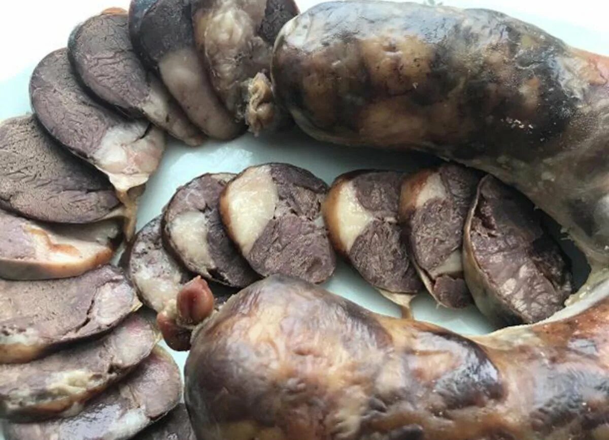 Казы сырой. Башкирская конская колбаса казылык. чучук конская колбаса. конская колбаса татарская казылык. казылык из конины.