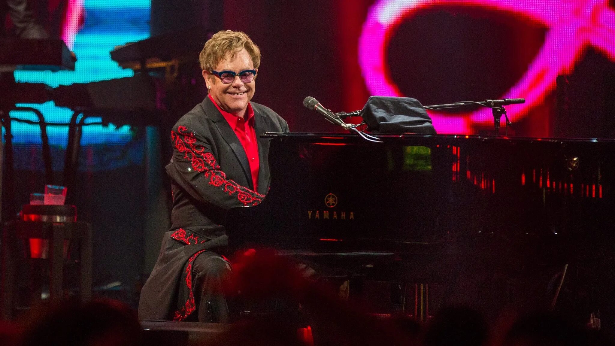 Elton john rock. Элтон Джон. Элтон Джон глэм рок. Elton John 1995. Элтон Джон поп рок.
