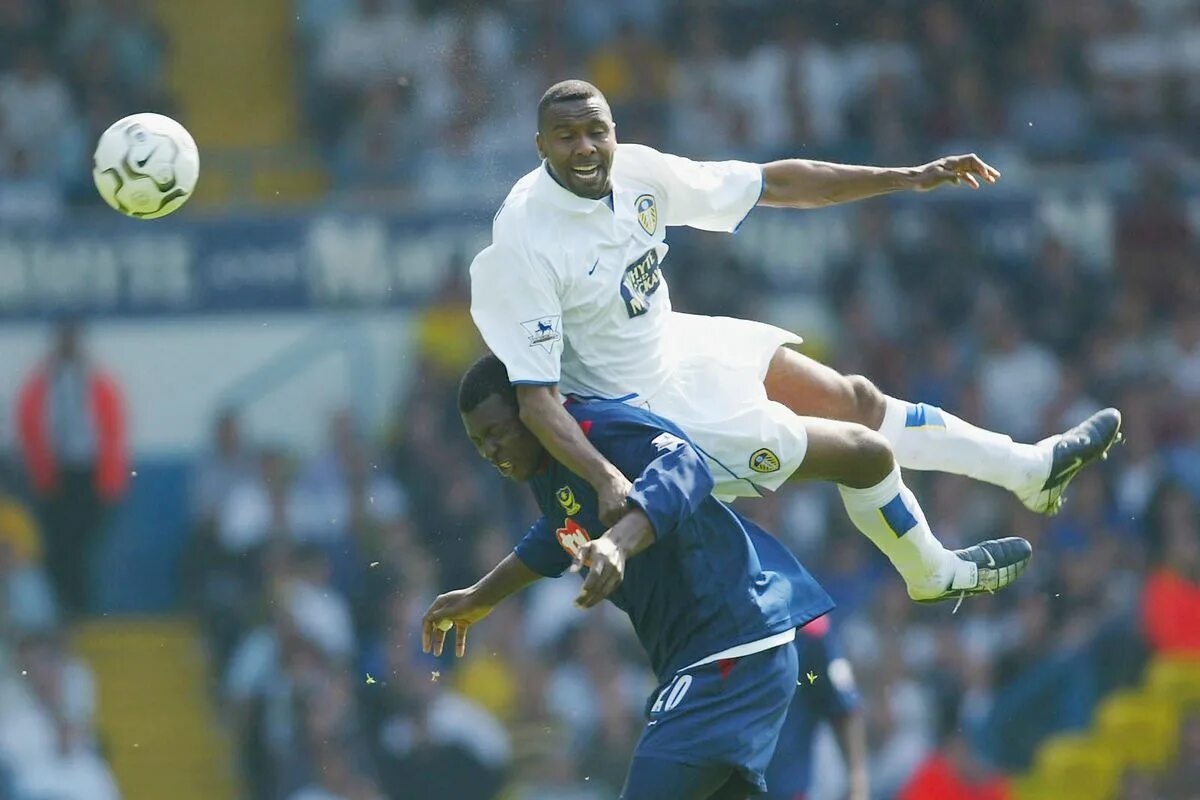 Leeds united fc флаг. Лидс юнайтед портсмут. Лидс юнайтед история. Лидс юнайтед портсмут. Фк лидс юнайтед.