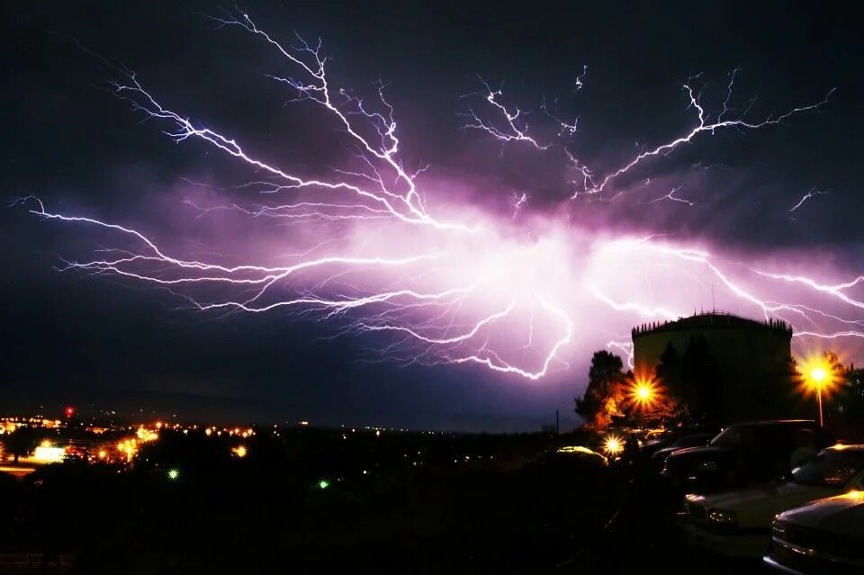 The lightning last night. Молния свет. Молнии над городом Хорватия. Молния над Сеулом. Красные молнии над городом.