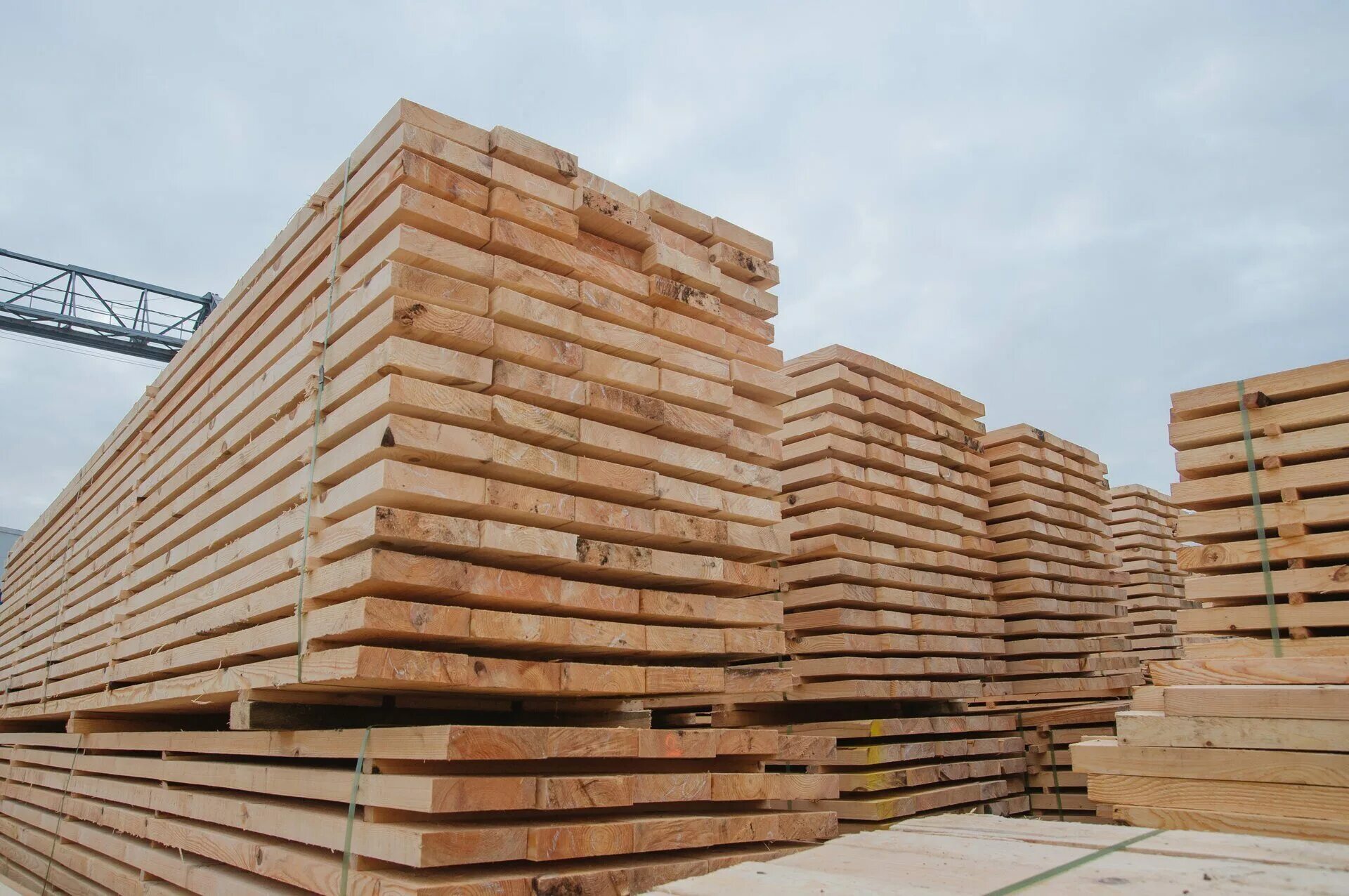 пиломатериалы много. термобрус профилированная. пиломатериал на пилораме. доски для строительства. пиломатериалы владимирская область.