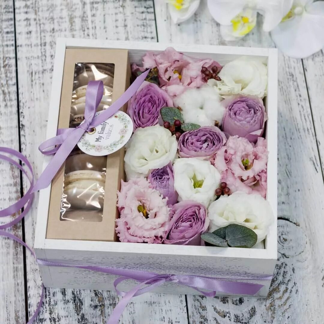 Подарки по цветам. Подарочная коробка с цветами. Цветы в коробке с подарком. Подарочные коробки с цветами и конфетами. Коробка с живыми цветами.