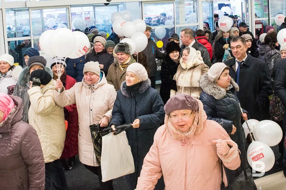 Работа пенсионеров гомель свежие вакансии. Клуб пенсионеров. Глазов, клубы пенсионеров.. Москва реклама на улице клуб пенсионеров. Клуб пенсионеров Шахты.