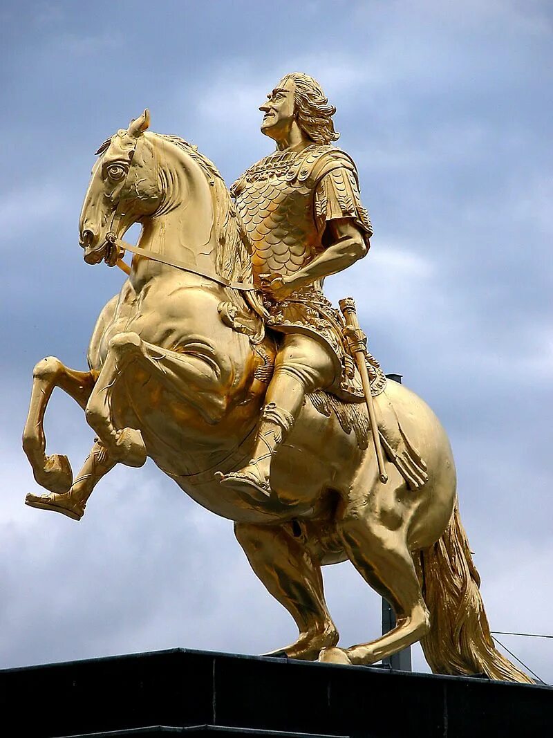 Скульптура на коне. Дрезден Конная статуя. Золотой всадник Дрезден. Памятник золотой всадник в Элисте. Памятник августу сильному в Дрездене.