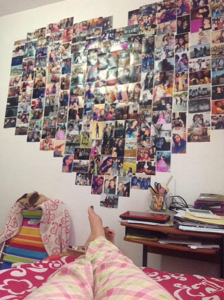 Как приклеить постеры. Плакаты в комнату. Постеры на стену. Много фотографий на стене. Комната обклеенная постерами.