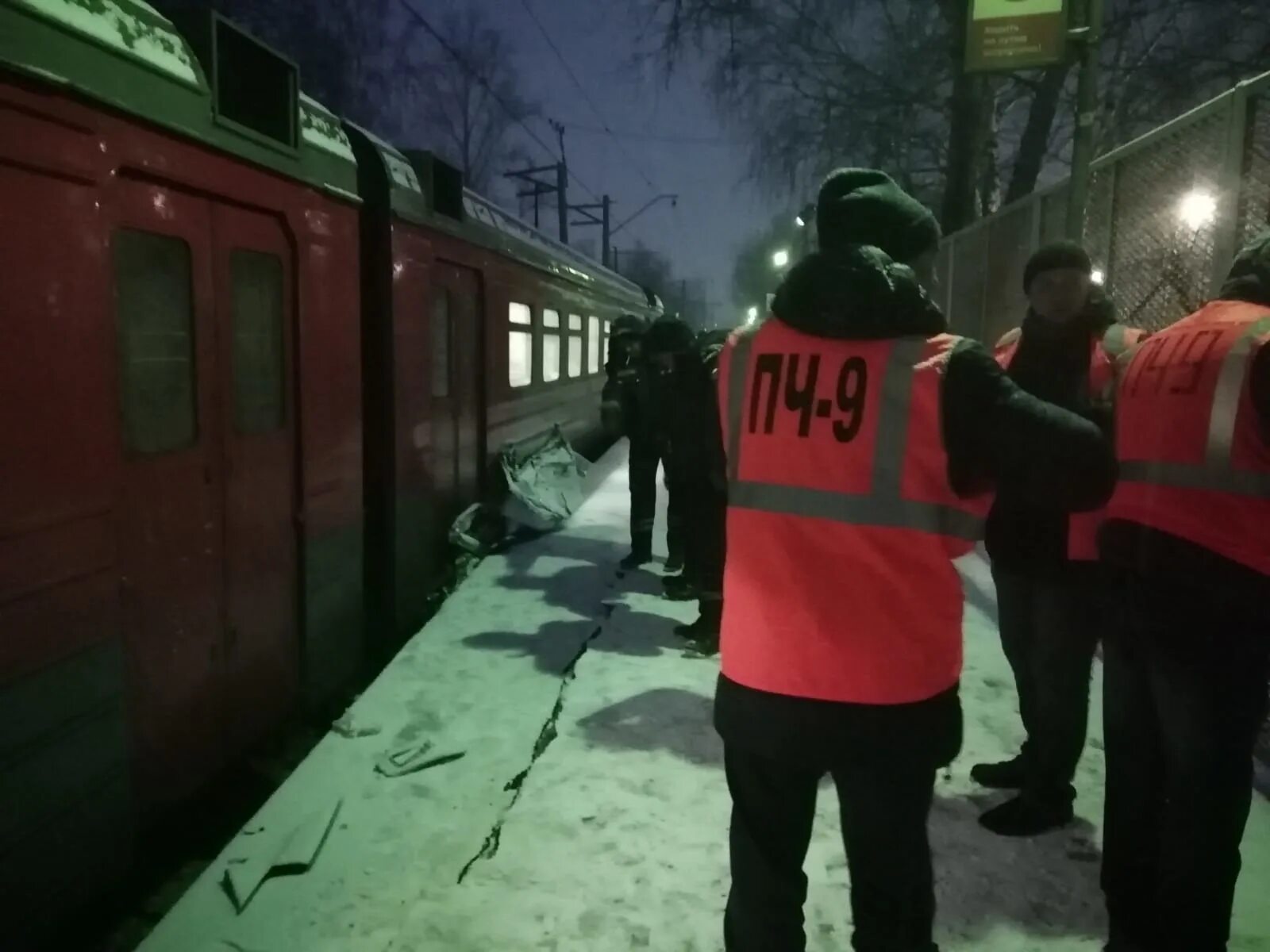 Столкнулись электрички в Подмосковье. Ивантеевка поезд сбил машину.