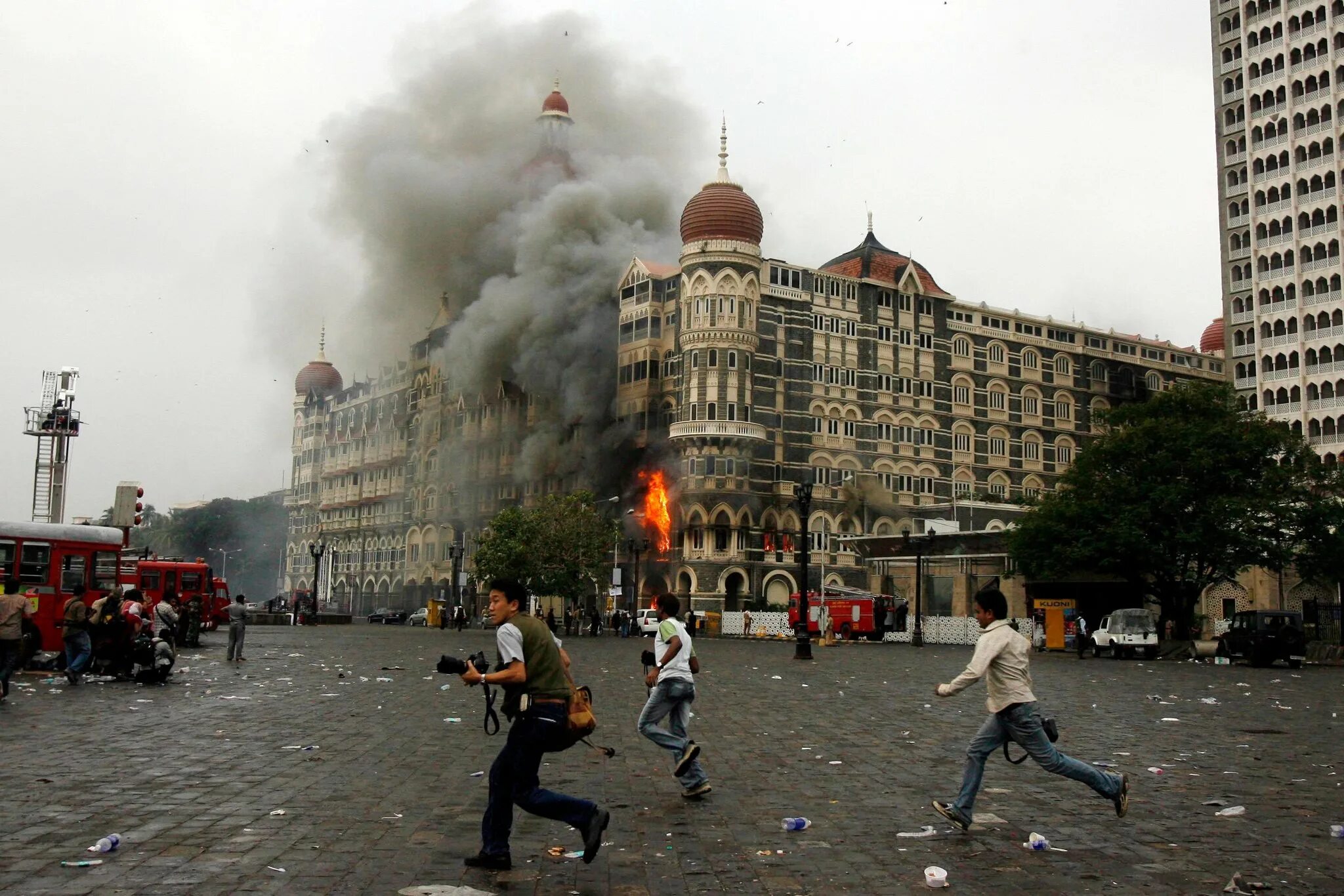 Мумбаи 2008 Тадж Махал теракт. Теракт в Индии 2008 Тадж Махал. 26 Ноября 2008 отель Мумбаи.