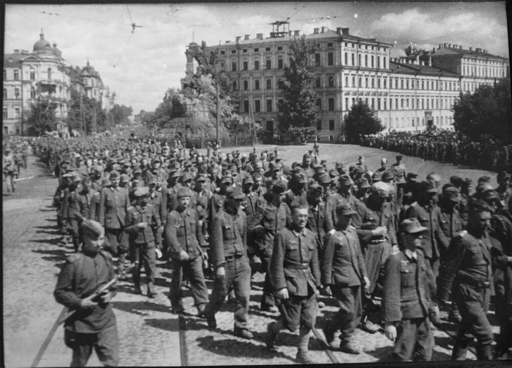 Освобождение киева год. Парад военнопленных немцев в Москве 1944. Колонна пленных немцев в Москве. Парад пленных немцев в Киеве 1944. СС Галичина Украина 1944.