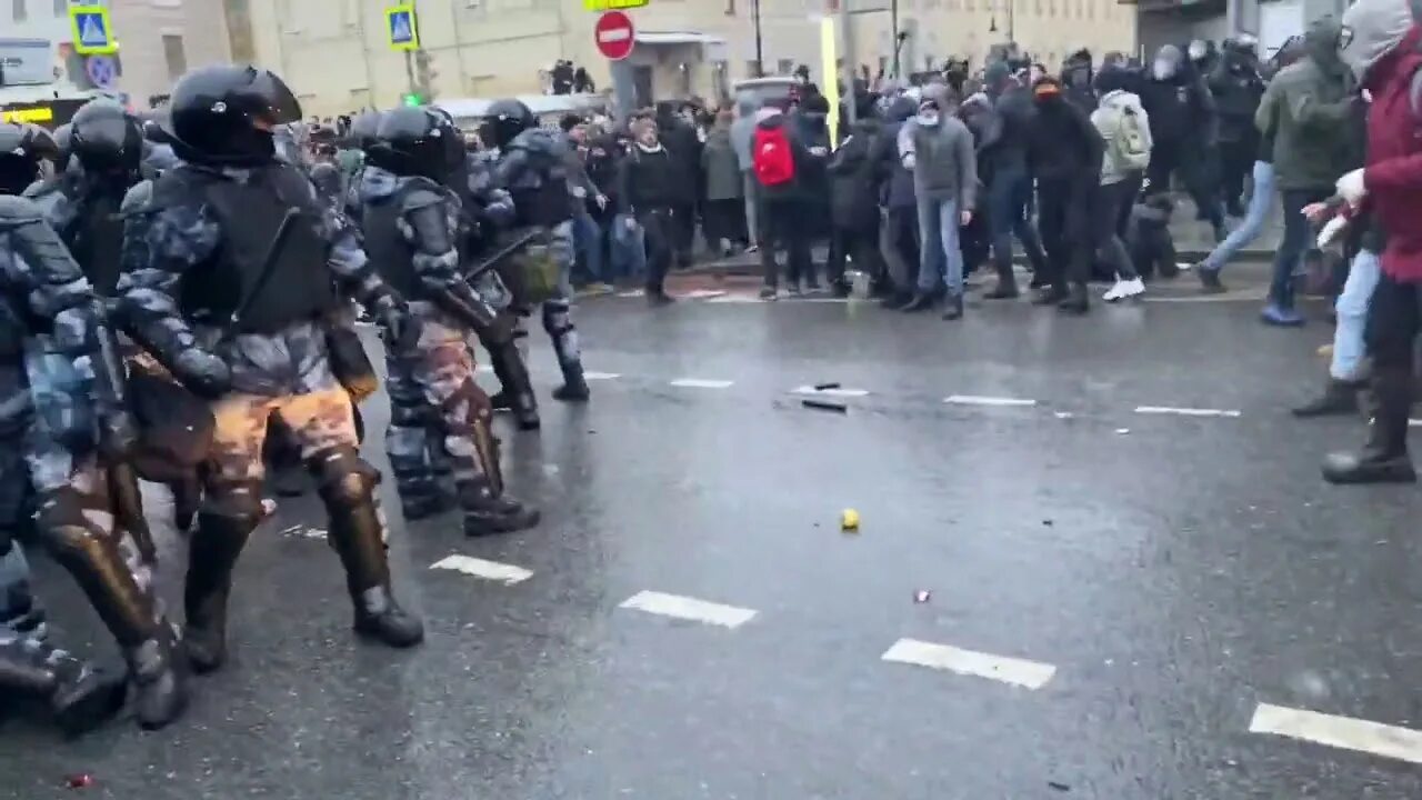 Бьют омон. Протесты 23 января 2021 в Санкт Петербурге. Москва протесты ОМОН 2021. Протестующие бьют ОМОН.