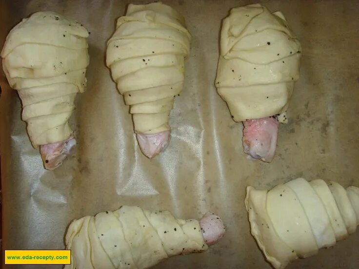 Курица с сыром в слоеном тесте. Куриные ножки в слоеном тесте. куриные голени с сыром в дрожжевом тесте. куриная ножка в мешочке из слоеного теста. куриные ножки на зубочистках.