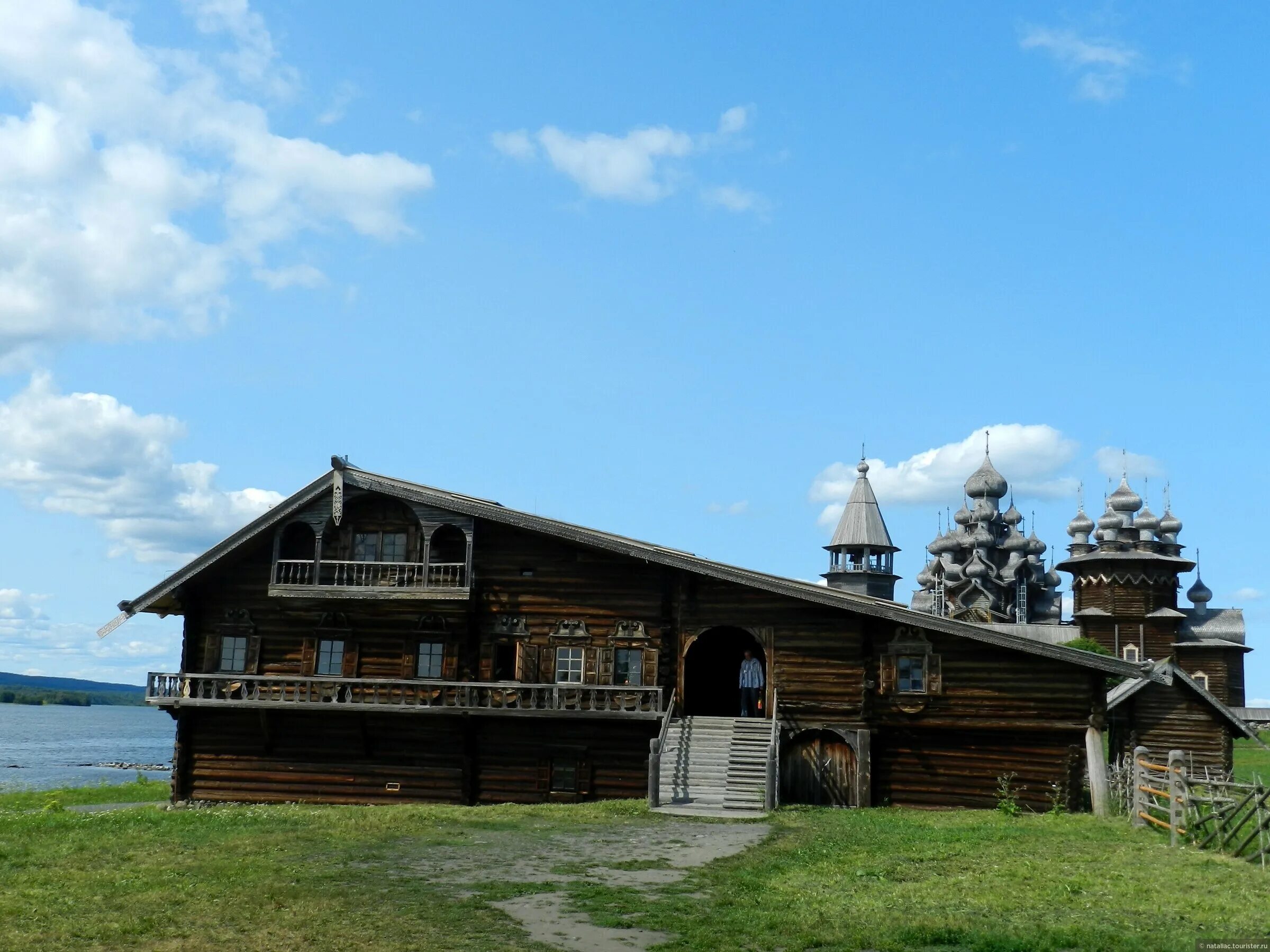 храмовый комплекс в кижах. деревянное зодчество кижи. музей деревянного зодчества кижи. историко архитектурный музей кижи. музей деревянного зодчества кижи.