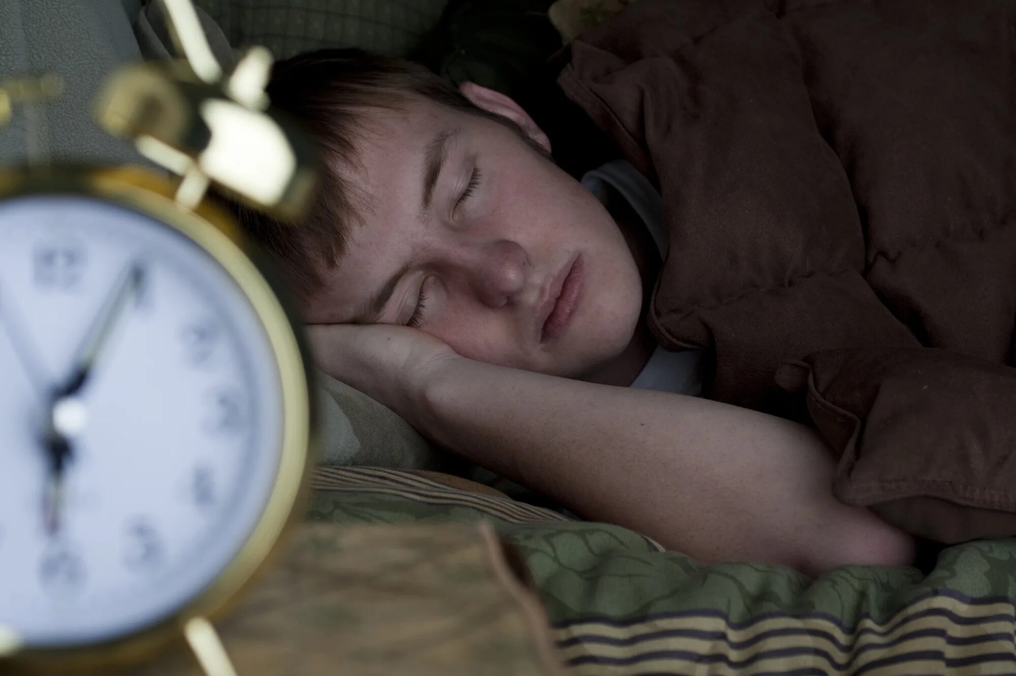 Время идти спать. Сон подростка. Подросток спит. Мальчик подросток спит. Спящий человек подросток.