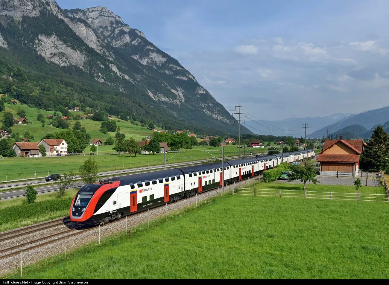 Санкт-мориц швейцария железная дорога. Швейцарские пригородные поезда швейцария. Швейцарские поезда sbb. Цюрихское озеро железная дорога швейцария. Поезда в швейцарии.