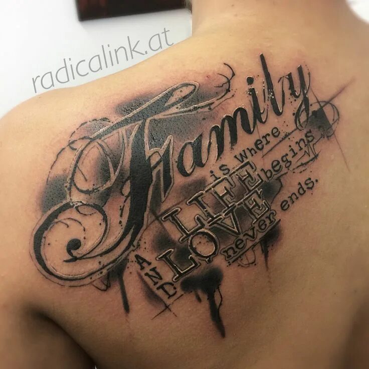 Мужская тату. Тату надпись family. Тату на плечо семья. Тату посвященное семье. Семейные тату для мужчин.