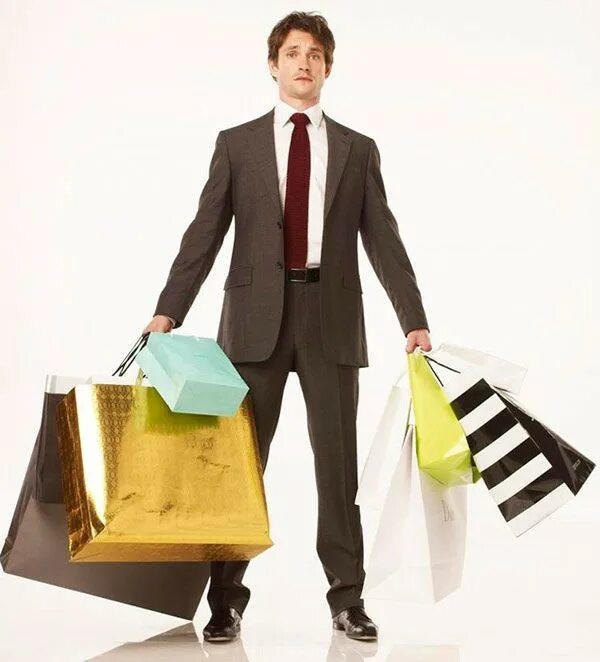 Первая большая покупка. Мужчина с покупками. Мужчина с пакетами. Мужик с покупками. Мужчина с покупками в руках.