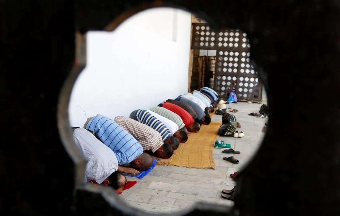 Конец рамадана тунис. 07. Попали в мечеть. Попали в мечеть. Аппаратура для азана в мечети.