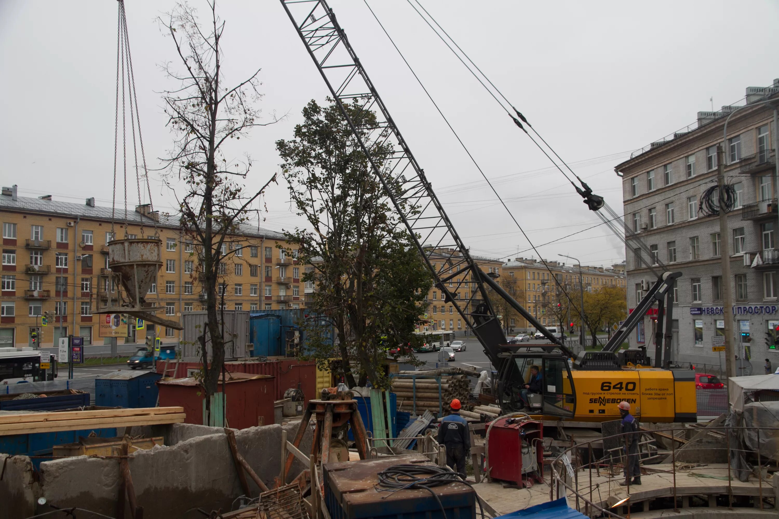 Стесненные условия. Sennebogen 640. Стройка в стесненных условиях. Строительство в стесненных условиях городской застройки. Строительная площадка в стесненных условиях.