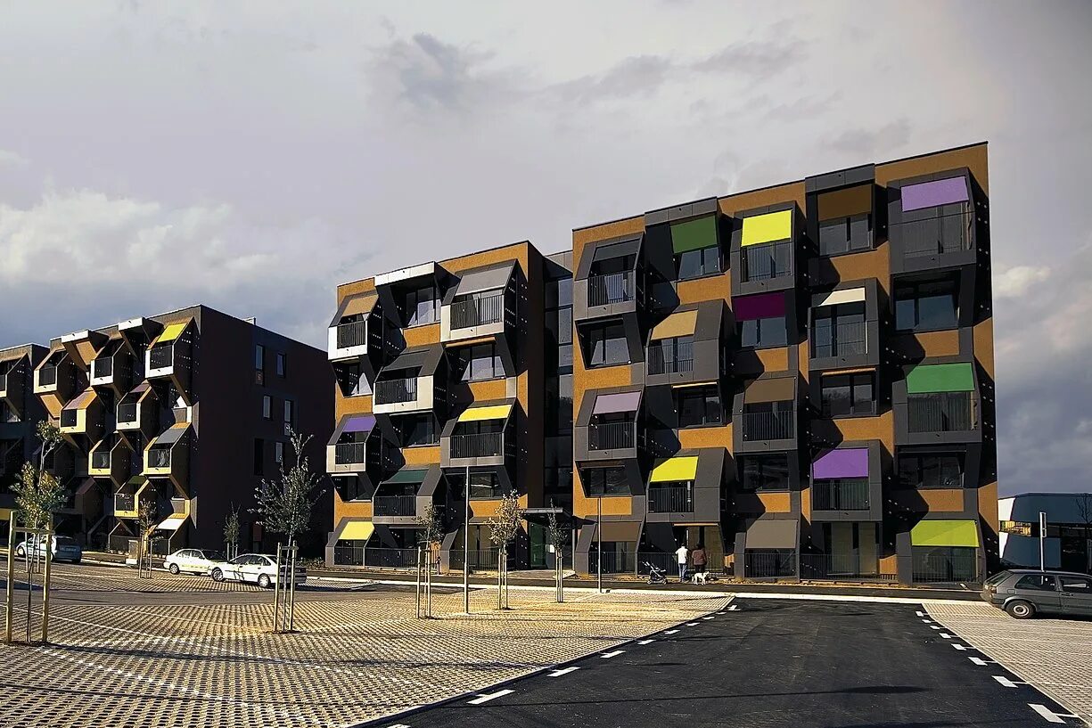 Фасад жилых зданий. Проект izola social housing. архитектура мексика жилые кварталы. жилой экодом в монпелье, франция. архитектура фасадов многоэтажные жилые комплексы германии.
