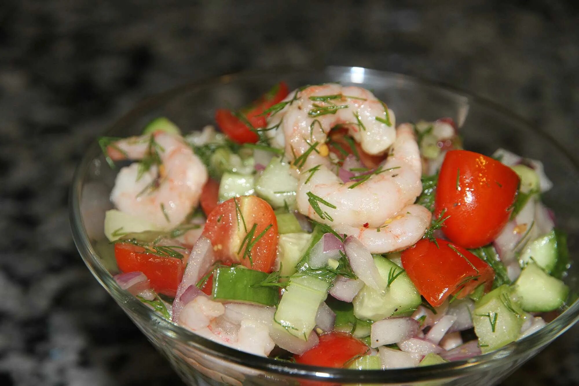 Морской салат. Салат с морепродуктами. Овощной салат с морепродуктами. Салат с креветками.