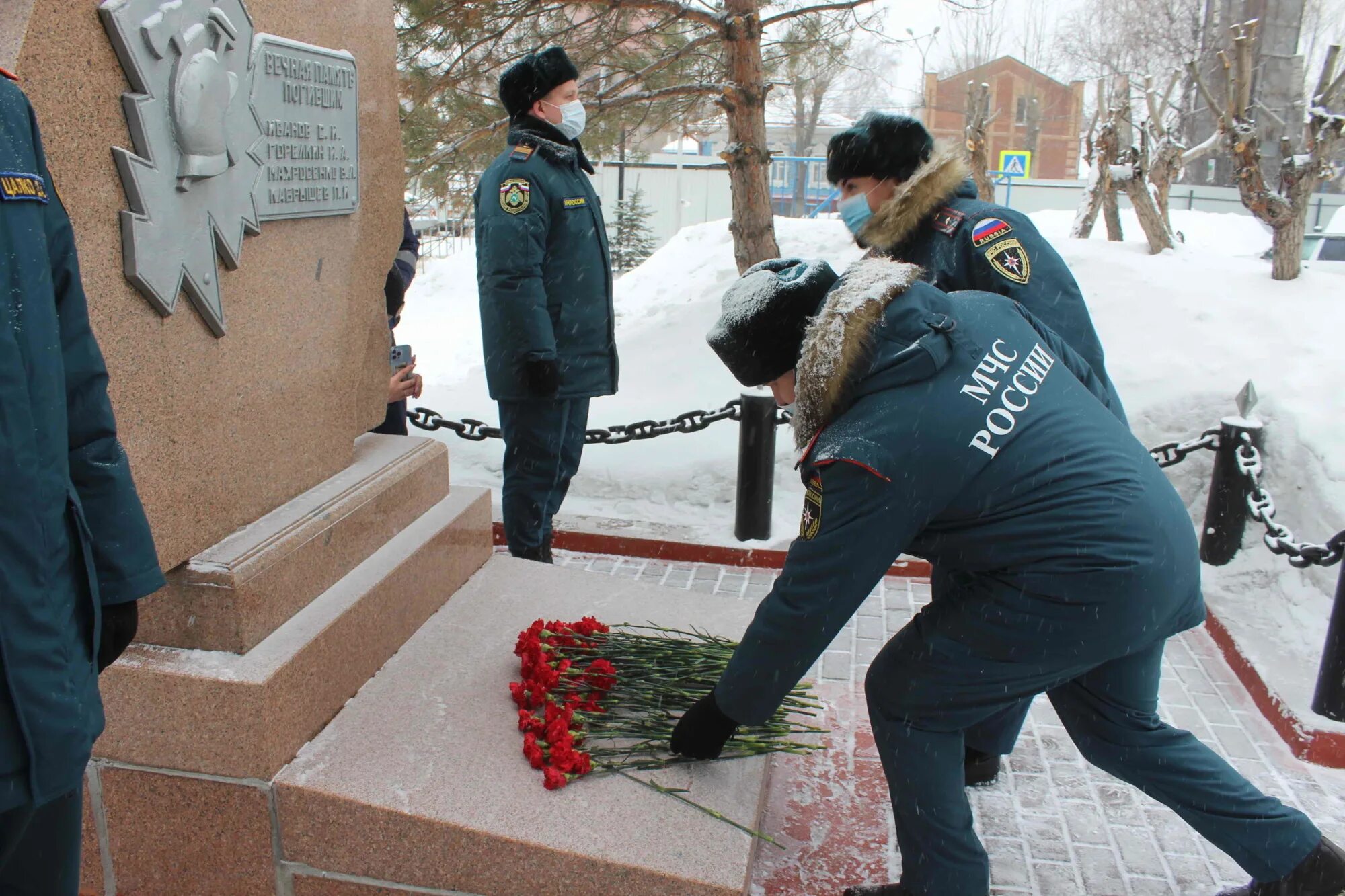 Вдова погибшего при исполнении. Возложение цветов к памятнику погибшим в день защитника Отечества. Пожарный при исполнении. Памятник пожарным, погибшим при исполнении служебного долга. Памятник пожарному в Томске.