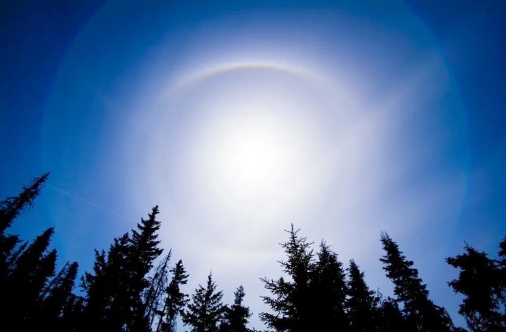 гало 22-градусный круг. олеол. гало явление луны. под ореолом. северное сияние солнечное гало.