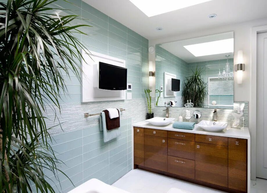 Ванная комната какая должны быть. Цвет ванной комнаты. Белая ванная комната. Сочетание цветов в интерьере ванной. Цветы в ванной комнате.