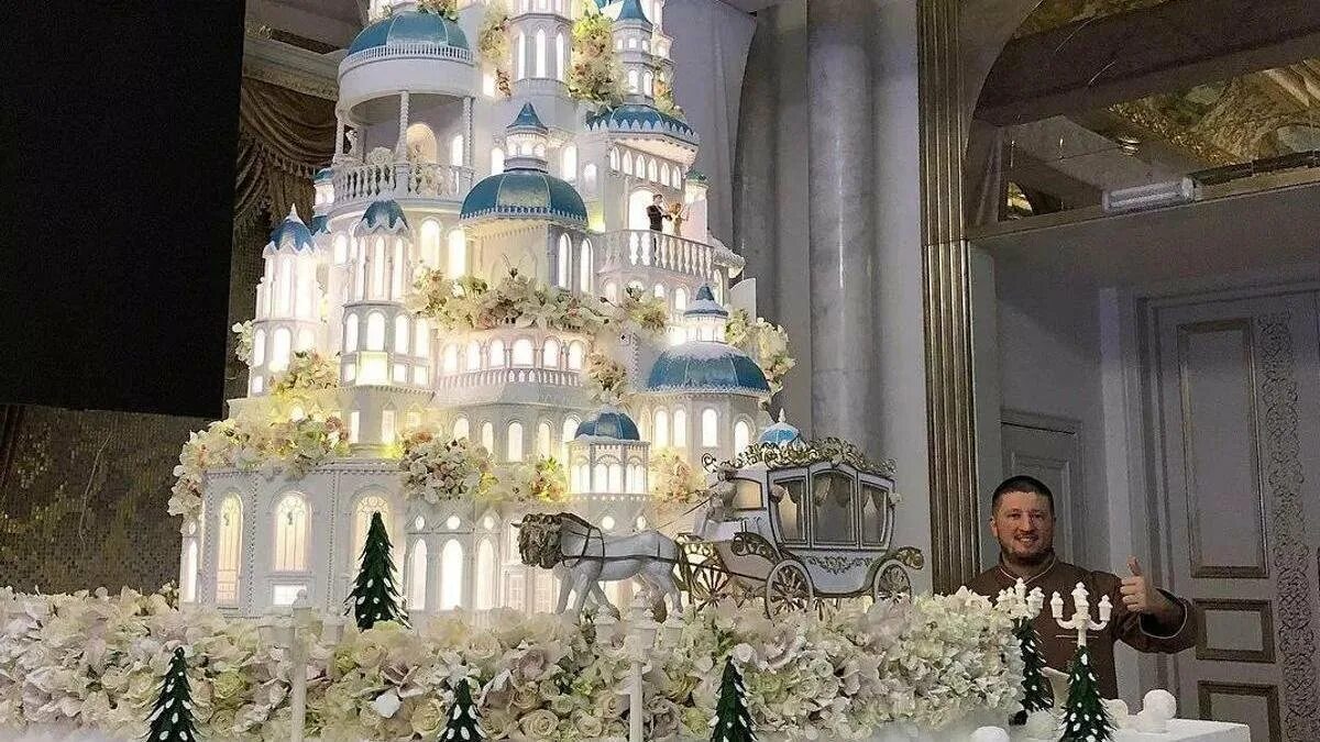 Приятным сюрпризом для всех стал огромный торт. Свадебный торт дворец Ренат Агзамов. Торт Агзамова дворец Цвингер. Ренат Агзамов торт дворец Цвингер.