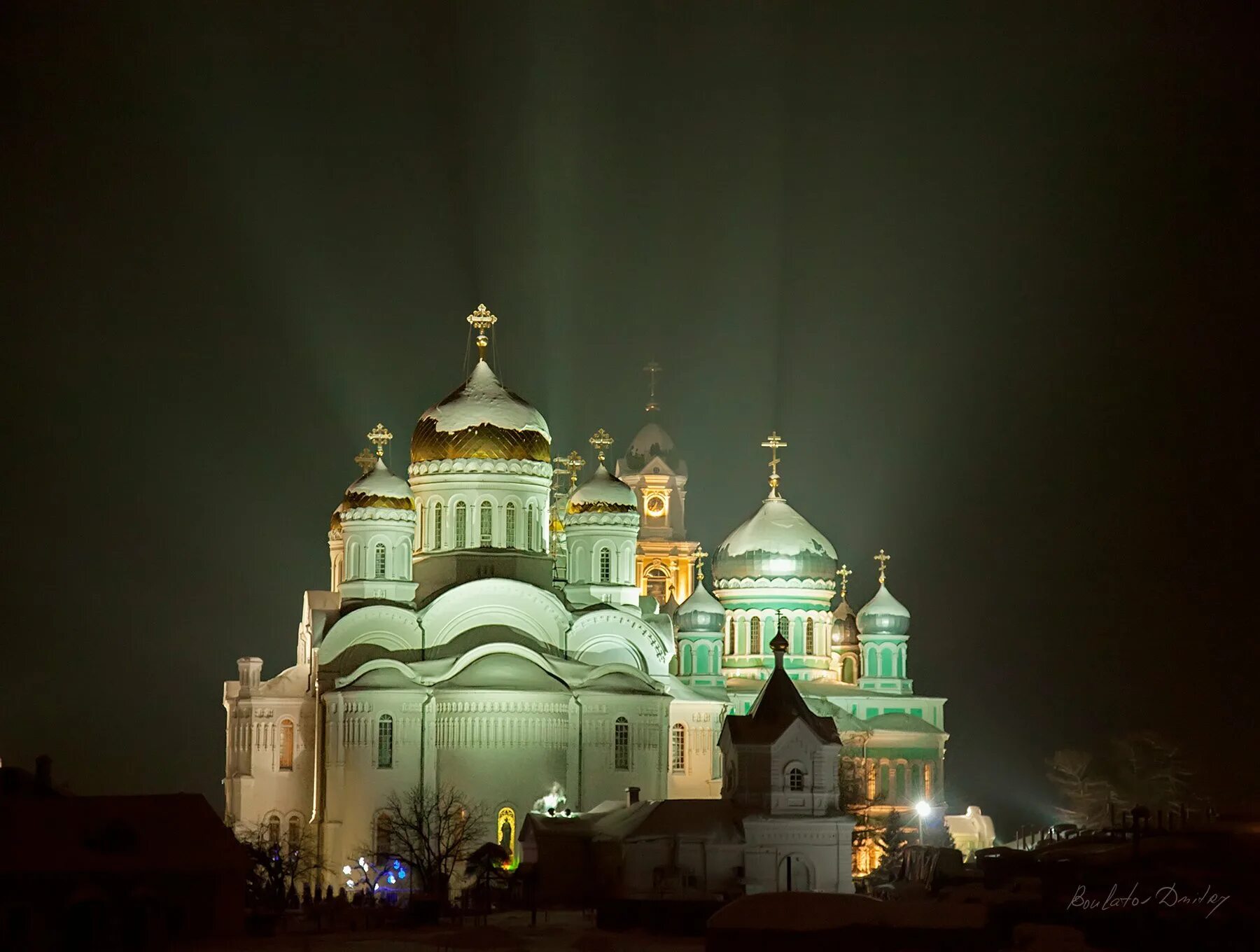 Подсветка дронами храма в дивеево. Рождество в дивеево 2021. Сергеев дивеево. Дивеевский монастырь вид сверху. Свято-троицкий серафимо-дивеевский монастырь.