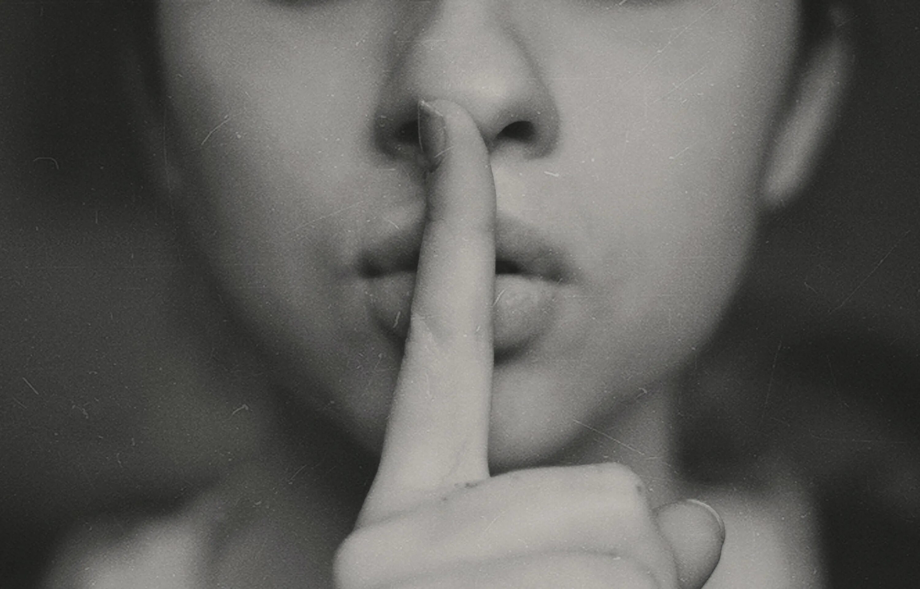 Язык шепотом. Палец прижатый к губам. Закрывает рот рукой. Палец прикрывает рот. Тишина молчание.