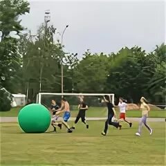 Спортивная игра на травяном поле