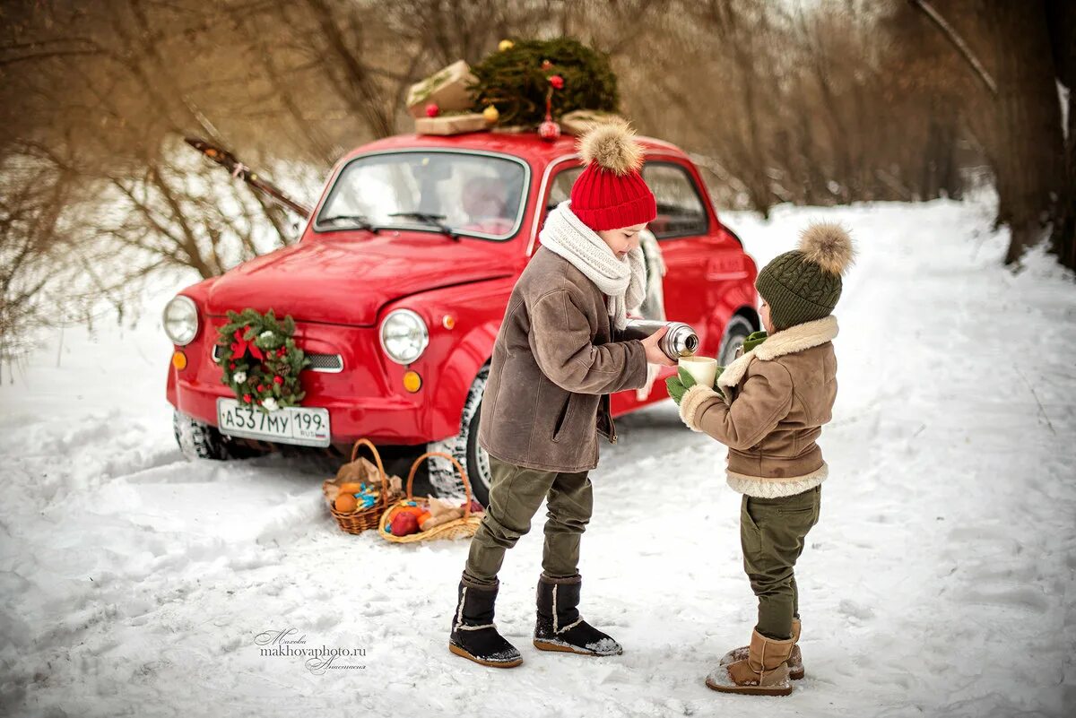семейная фотосессия с машиной. фотосессия в багажнике машины зимой. новый год семья машина. новый год семья автомобили. дед мороз на автомобиле.