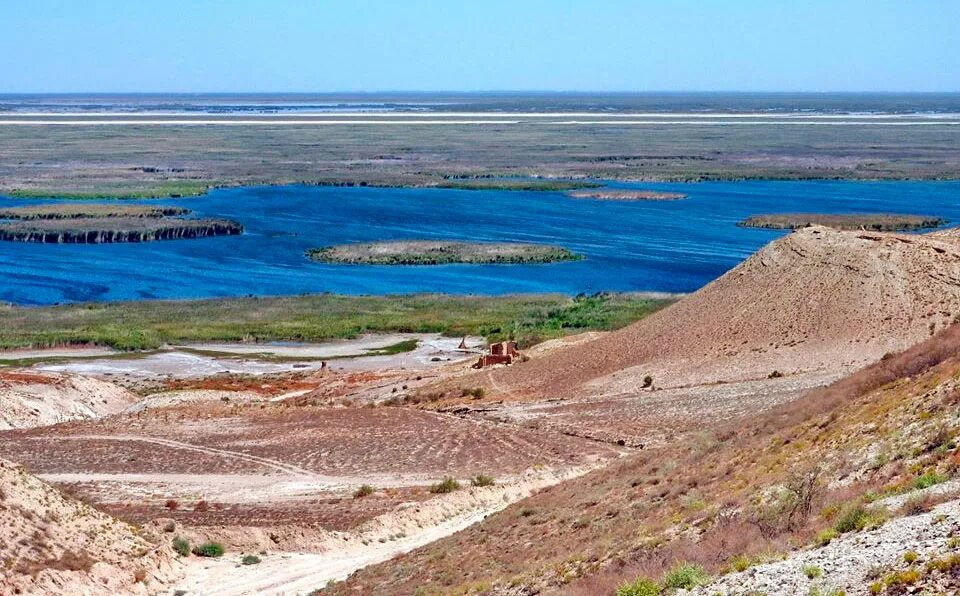 Озеро айдаркуль узбекистан. Борозды аральское море. Аральское море узбекистан. Бывшее море в узбекистане. Высохшее море аральское море.