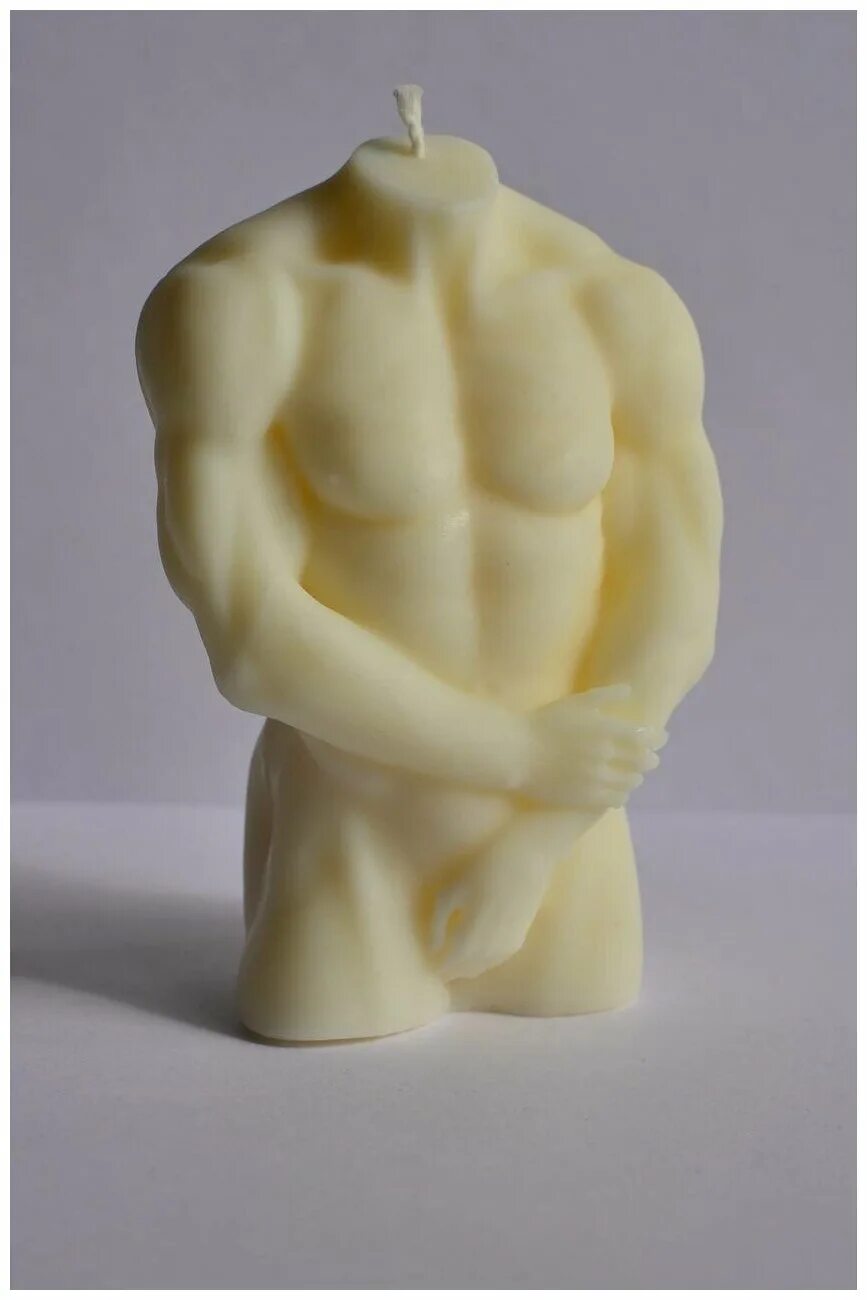 ритуал на любовь. человек со свечкой в темноте. любовная магия. мужская свечка. свечи для мужчин.