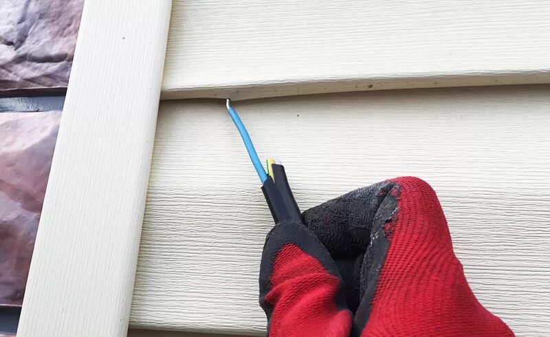 Крепление для гирлянды на крышу. Крепеж гирлянды на крыше. Как закрепить гирлянду на сайдинг дома снаружи. Как закрепить гирлянду на сайдинг дома снаружи. Крепление гирлянды к дому.