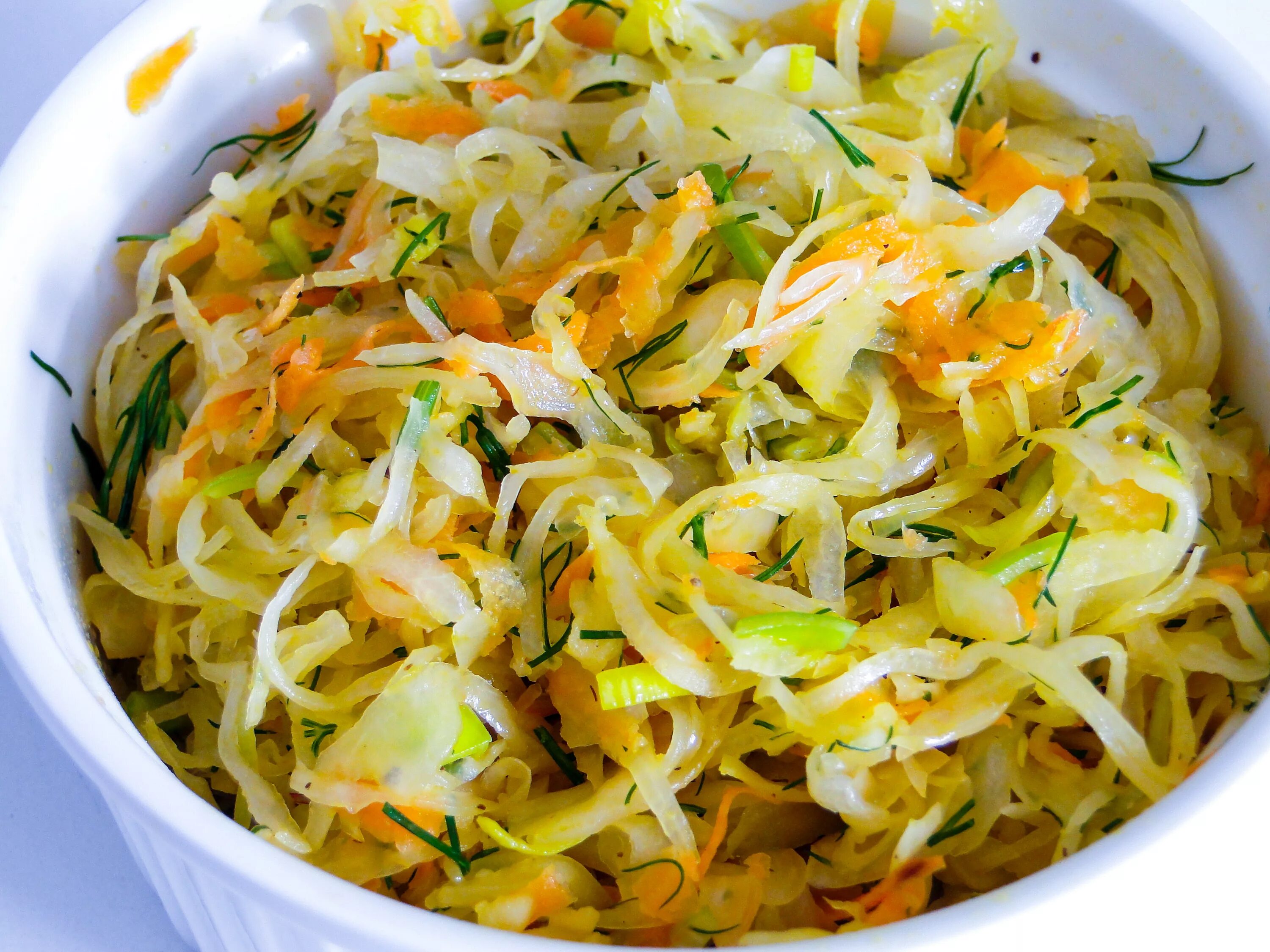 белокочанная капуста заквашенная. блюда из капусты. капуста. рецепт капусты оригинальной. закуска из капусты необычная.