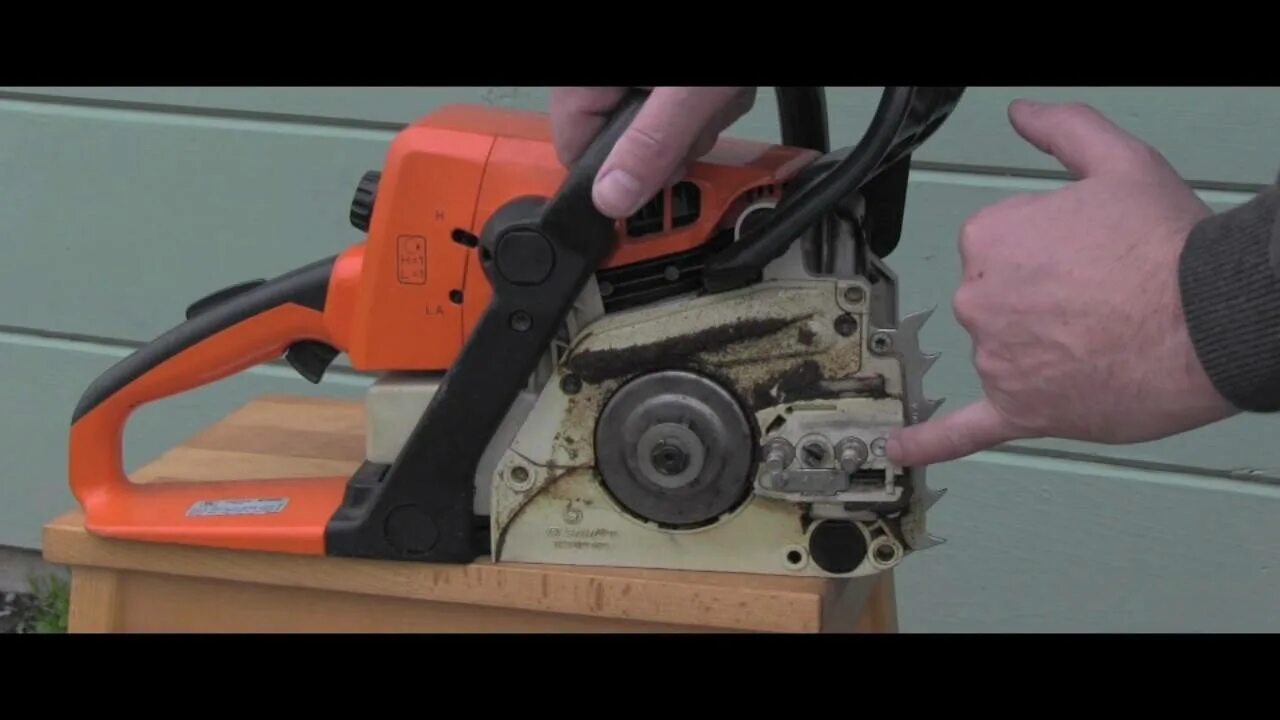 Регулировка масла на цепь на бензопиле. Stihl MS 180 смазочные отверстия. Цепь на бензопилу штиль 180. Масло для цепи бензопилы штиль 180. Штиль 180 регулировка цепи.