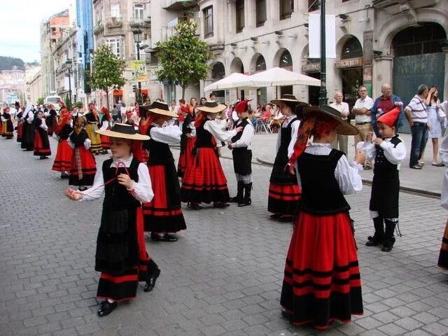 Итальянский национальный костюм. Испания музыкальные инструменты и национальные. Арагонская хота ансамбль моисеева. Национальный костюм канарских островов. Народные танцы испании мунейра.