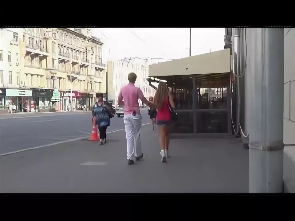 Трогает девушек на улице. Трогает девушек на улице