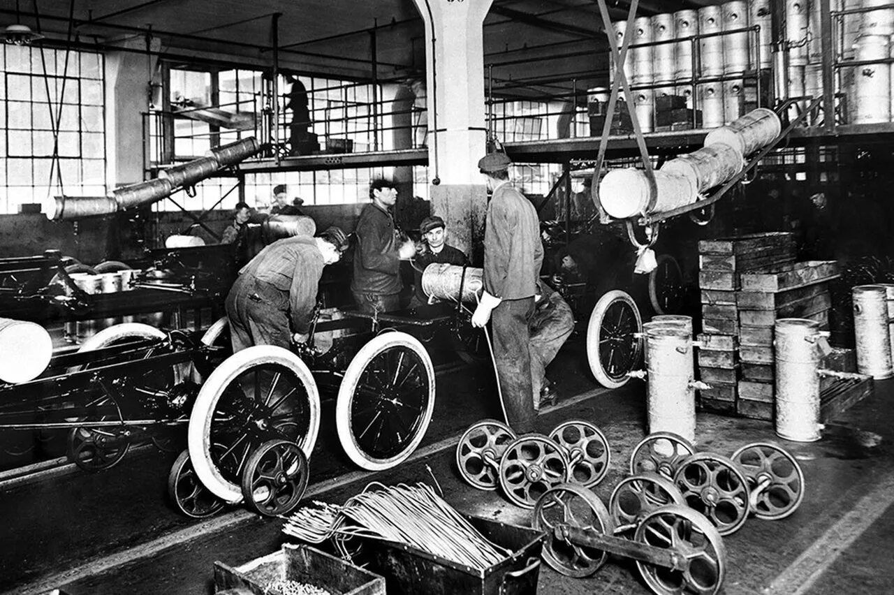 2 первое производство этого. 1913 Henry Ford.