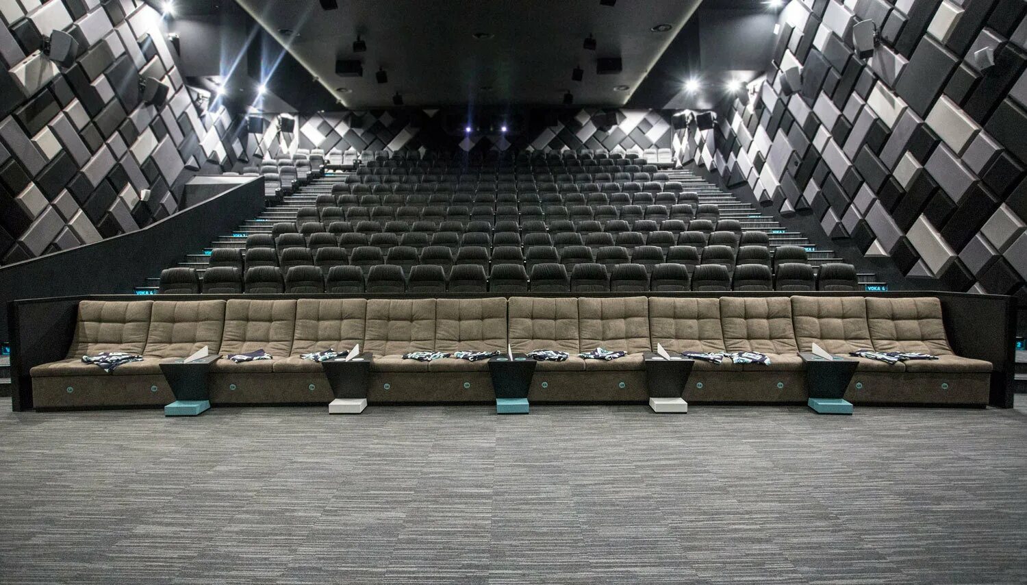 Силвер синема ыип залл. Voka cinema by silver screen в трц “dana mall”. Moon dana mall. Moon dana mall. Кинотеатр сильвер скрин минск.