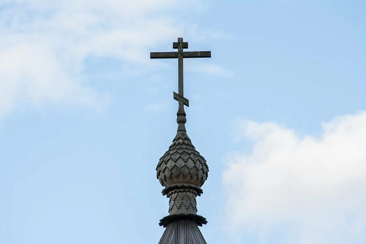 Храм с крестом и полумесяцем на куполе. Дмитриевский собор крест. Форма крестов на православных храмах. Почему на храмах крест. Крест на православном храме с полумесяцем.