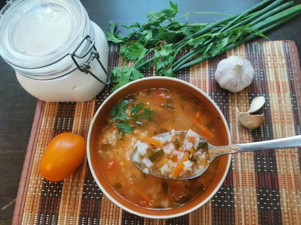 Харчо с картошкой и рисом в кастрюле. Харчо. суп харчо. суп баранина грузинский. харчо с курицей.