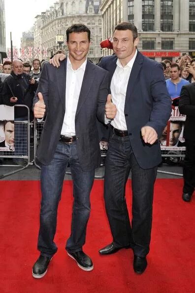 Владимир кличко бокс. Братья кличко биография. Виталий и владимир кличко. Братья кличко. Братья кличко биография.