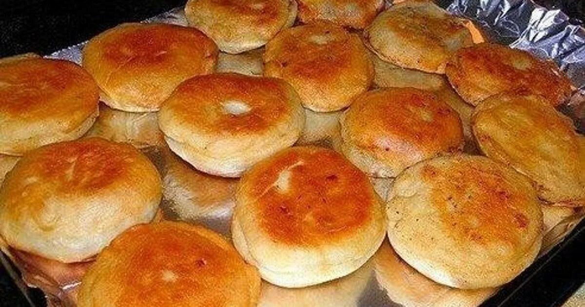 Беляши из фарша в духовке рецепт. Беляши. беляши из дрожжевого теста. беляши в духовке из дрожжевого теста. беляши на дрожжевом тесте в духовке.