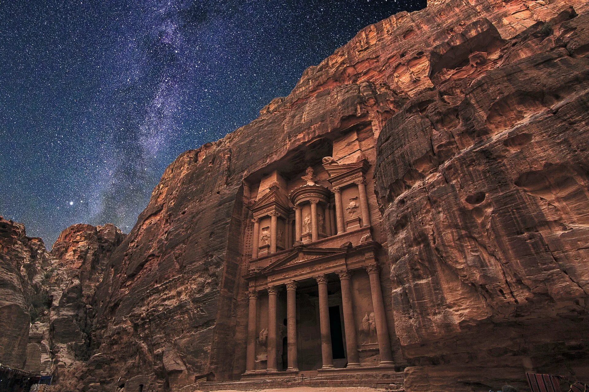Иордания город петра ночью. Храм эль-хазне в петре. Petra by night. Вечерняя петра. Город петра ночью.